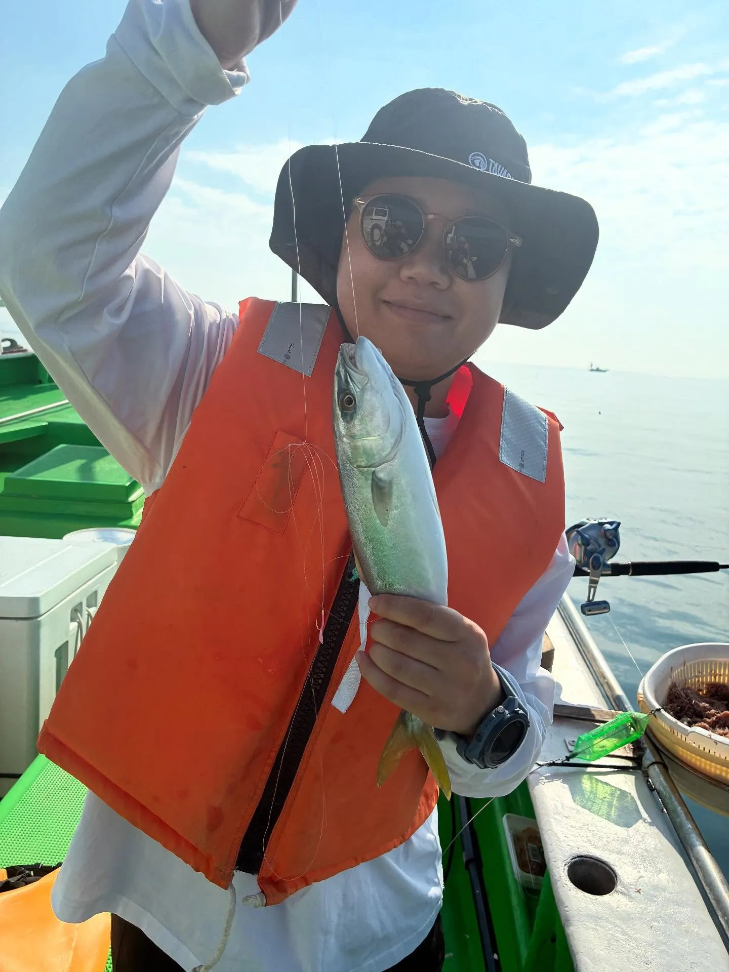 今日も朝から港前でアジ、ワカシ、サバポツポツ釣れました😁